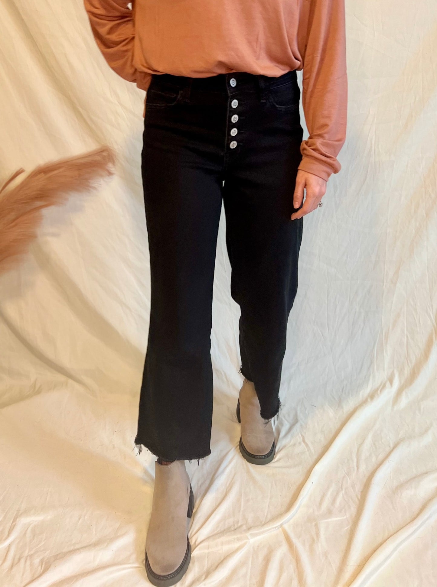 Lisa High Wasted Cropped Black Wide Leg Jeans