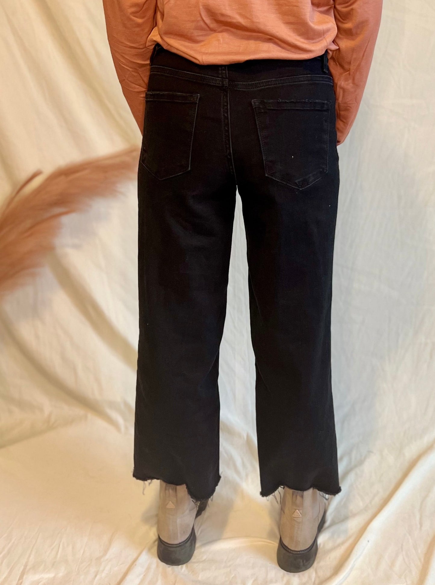 Lisa High Wasted Cropped Black Wide Leg Jeans